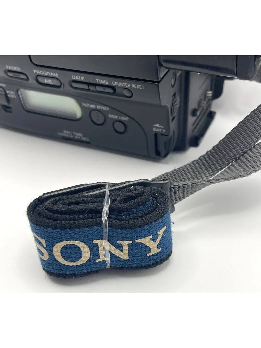 Sony Handycam 8mm Video 8 Video Camera Recorder CCD-TR93 - W/ Wall Plug AC-V16